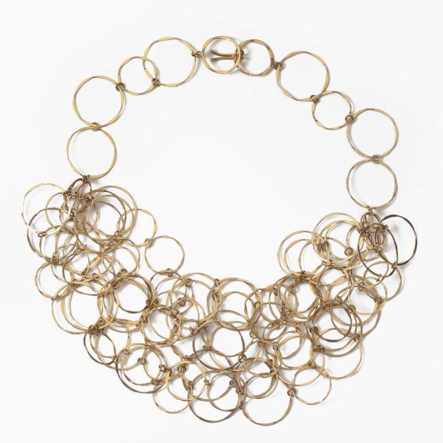 Een achttien karaat geelgouden collier en bijpassende armband bestaande uit vele ringen. Gesigneerd Cartier en genummerd. Vervaardigd omstreeks 1980.