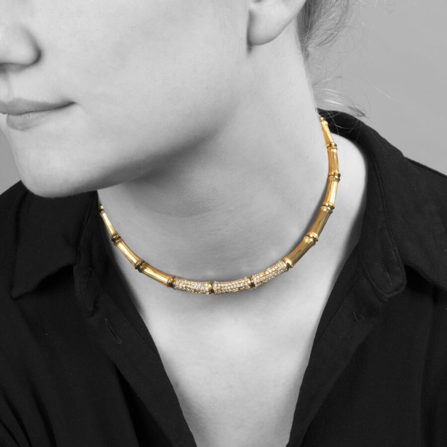 Een achttien karaat geelgouden collier, model ‘Bamboe’, deels pavé bezet met briljant geslepen diamanten. Gesigneerd Cartier en genummerd.