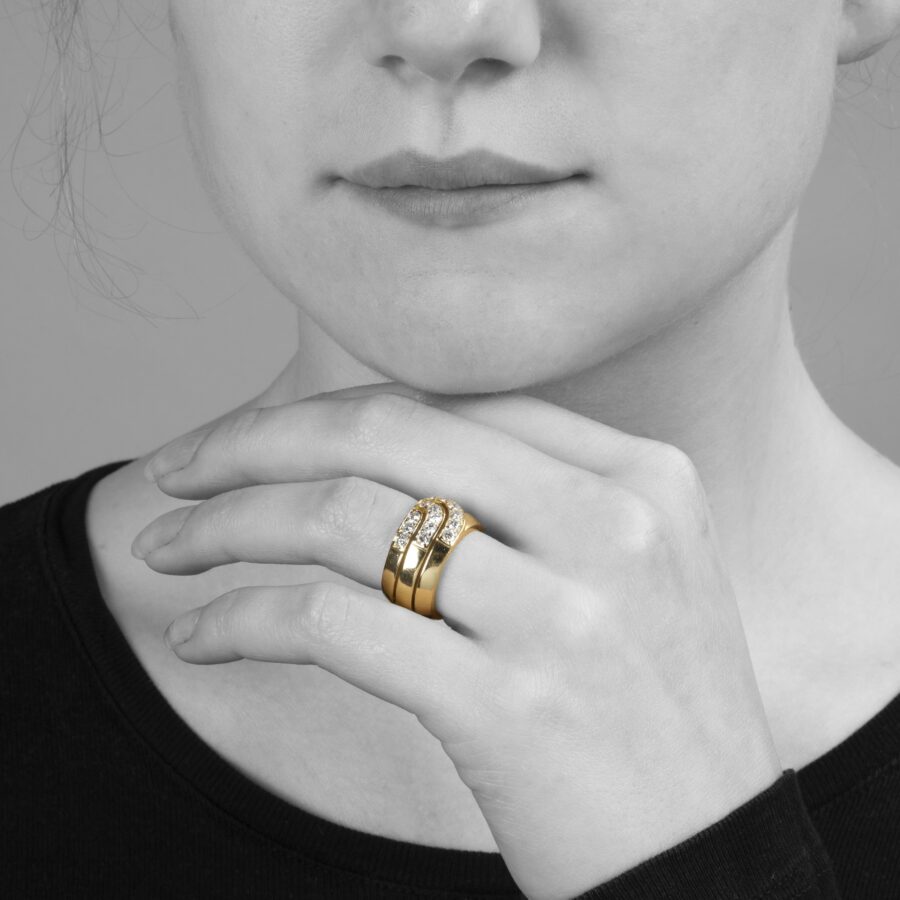 Een achttien karaat geelgouden bandring deels pavé gezet met briljant geslepen diamanten. Gesigneerd Cartier London, 1989 en genummerd. Met origineel etui.