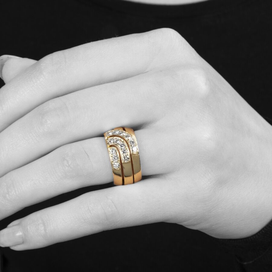 Een achttien karaat geelgouden bandring deels pavé gezet met briljant geslepen diamanten. Gesigneerd Cartier London, 1989 en genummerd. Met origineel etui.
