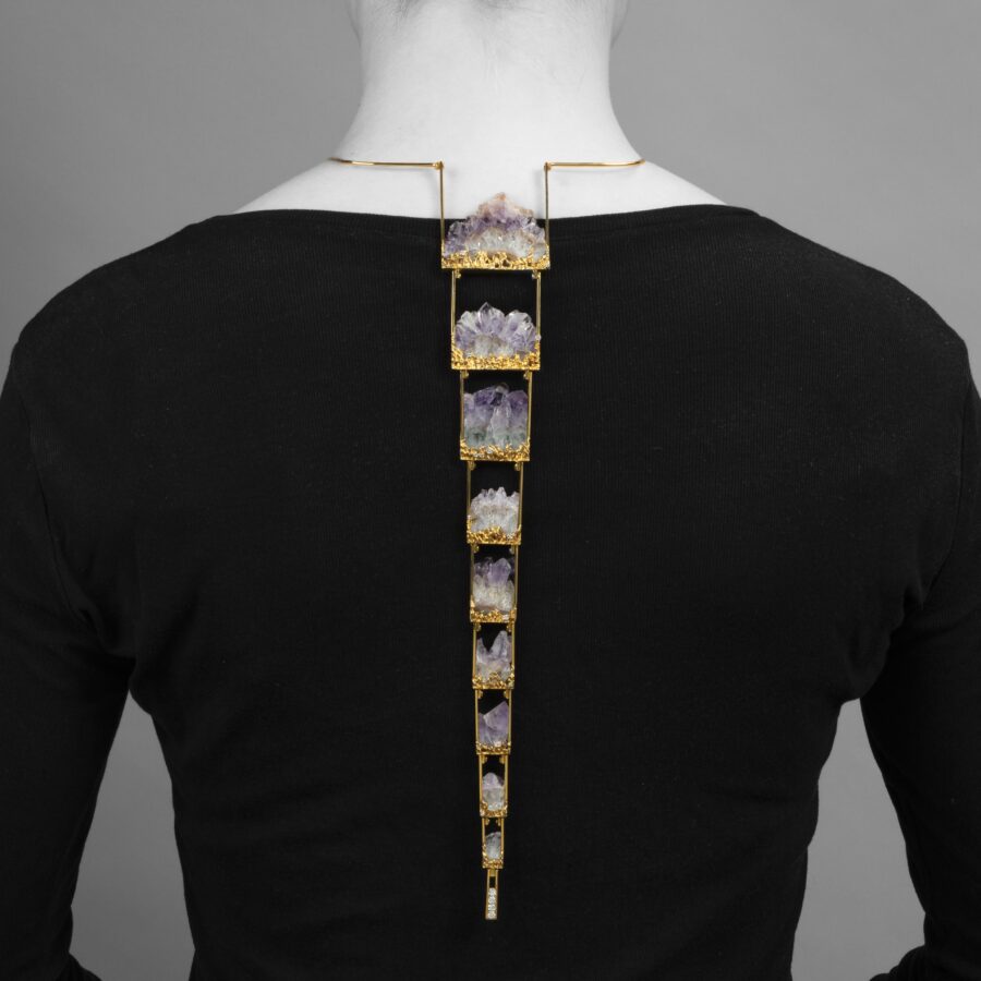 Een achttien karaat geelgouden collier "Cravate" bezet met ruwe kristallen amethist en diamant, door Jean Vendome, vervaardigd in Parijs, omstreeks 1967-68.