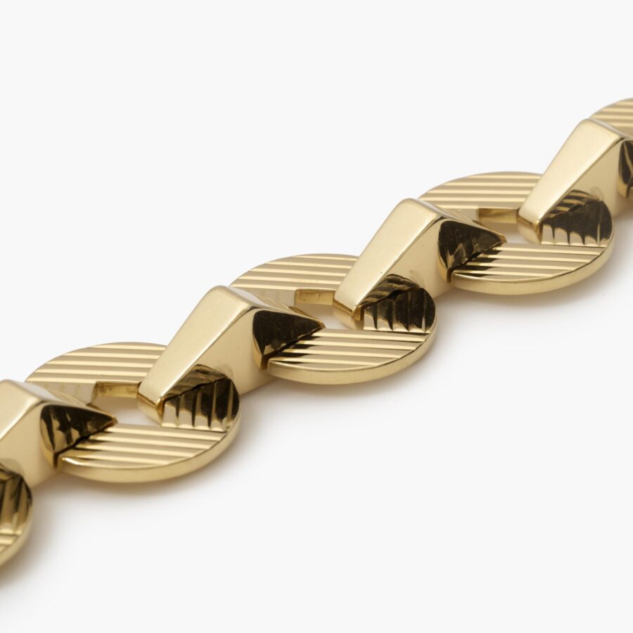 Een achttien karaat geelgouden armband bestaande uit ronde platte en driehoekige schakels. Gesigneerd Cartier, Londen. Gedateerd 1959