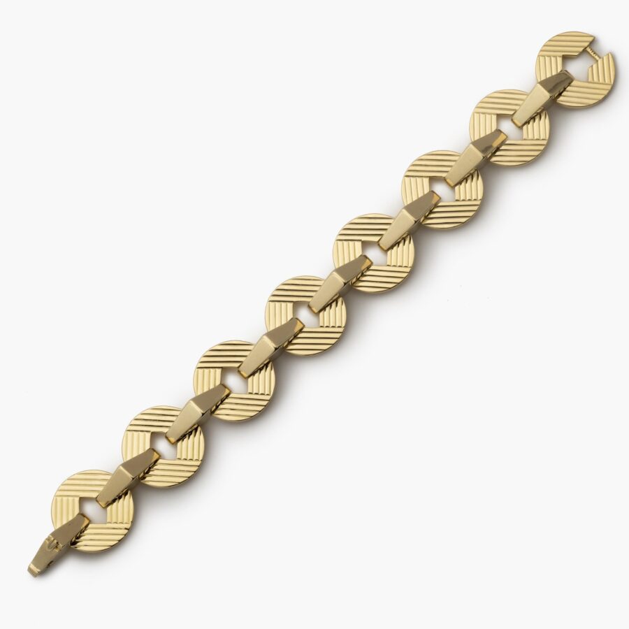 Een achttien karaat geelgouden armband bestaande uit ronde platte en driehoekige schakels. Gesigneerd Cartier, Londen. Gedateerd 1959