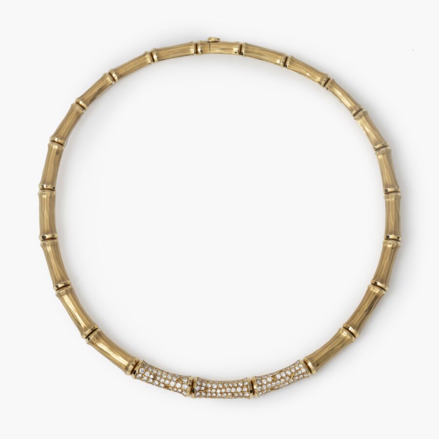 Een achttien karaat geelgouden collier, model ‘Bamboe’, deels pavé bezet met briljant geslepen diamanten. Gesigneerd Cartier en genummerd.