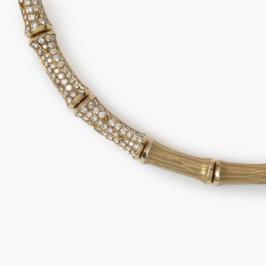 Een achttien karaat geelgouden collier, model ‘Bamboe’, deels pavé bezet met briljant geslepen diamanten. Gesigneerd Cartier en genummerd.