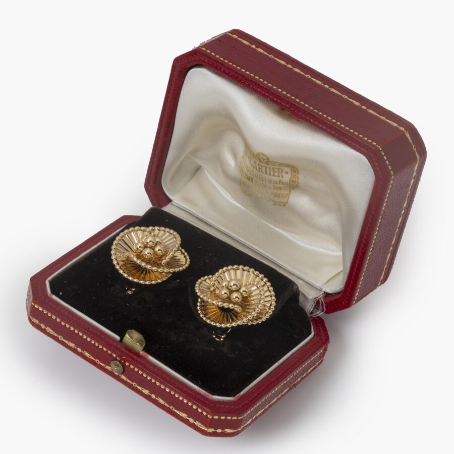 Een paar achttien karaat geelgoud oorclips in de vorm van drie in elkaar gedraaide linten. Gesigneerd Cartier Parijs, ca 1950. In origineel etui.