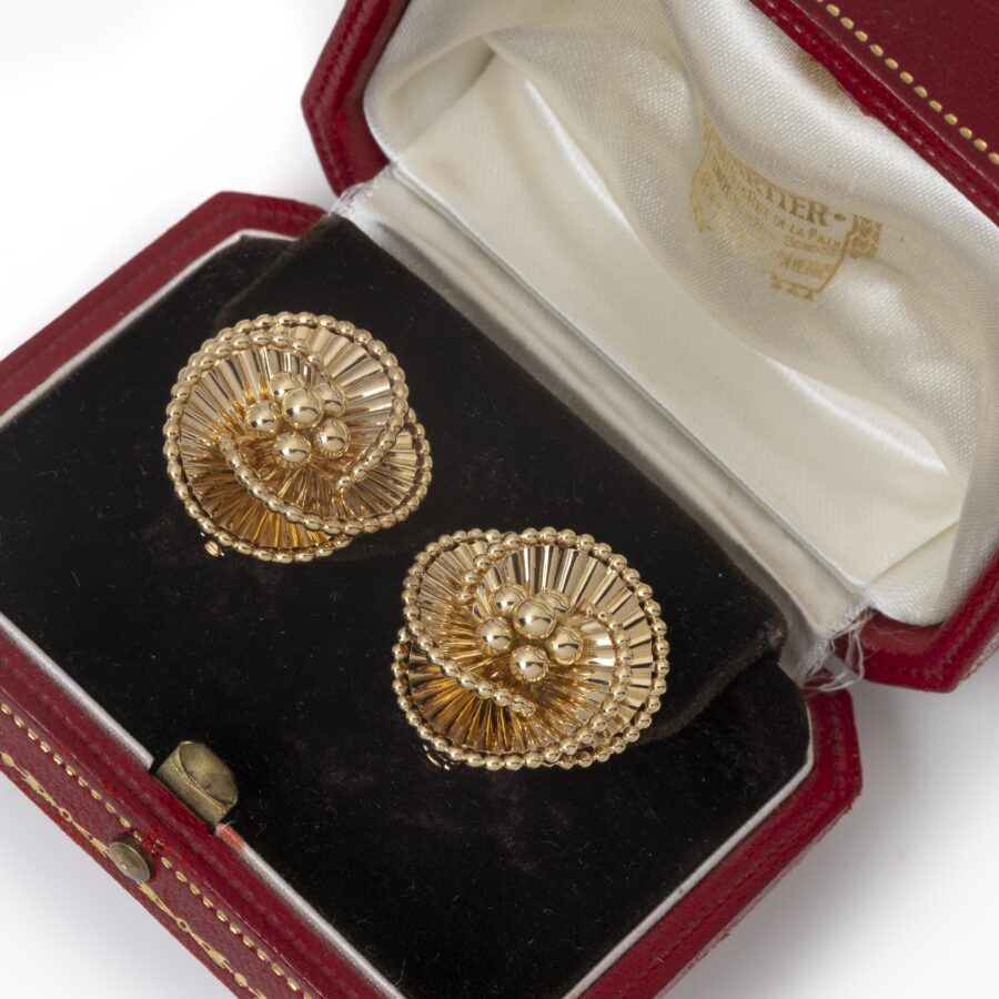 Een paar achttien karaat geelgoud oorclips in de vorm van drie in elkaar gedraaide linten. Gesigneerd Cartier Parijs, ca 1950. In origineel etui.