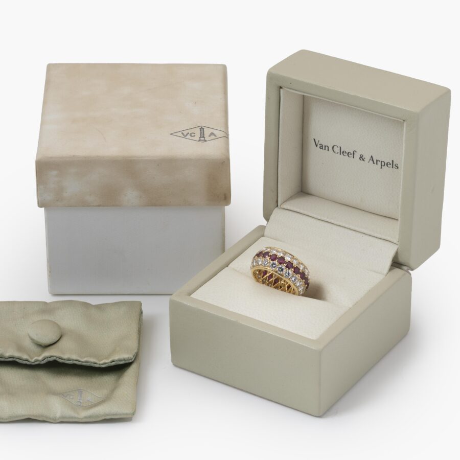 Een achttien karaat geelgouden volle alliance-ring, bezet met robijnen en diamanten. Van Cleef & Arpels, Parijs. Met origineel etui en pouch.