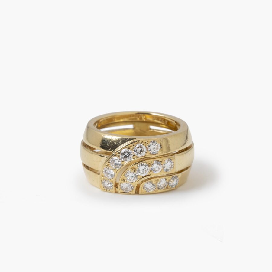 Een achttien karaat geelgouden bandring deels pavé gezet met briljant geslepen diamanten. Gesigneerd Cartier London, 1989 en genummerd. Met origineel etui.