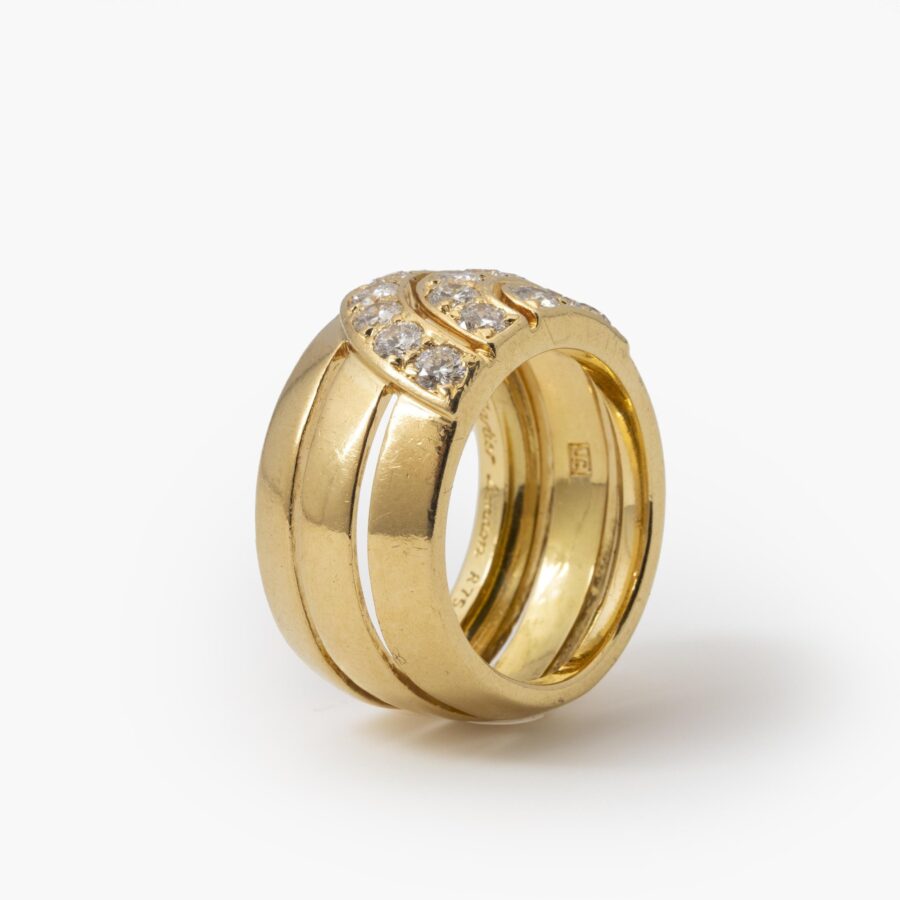 Een achttien karaat geelgouden bandring deels pavé gezet met briljant geslepen diamanten. Gesigneerd Cartier London, 1989 en genummerd. Met origineel etui.