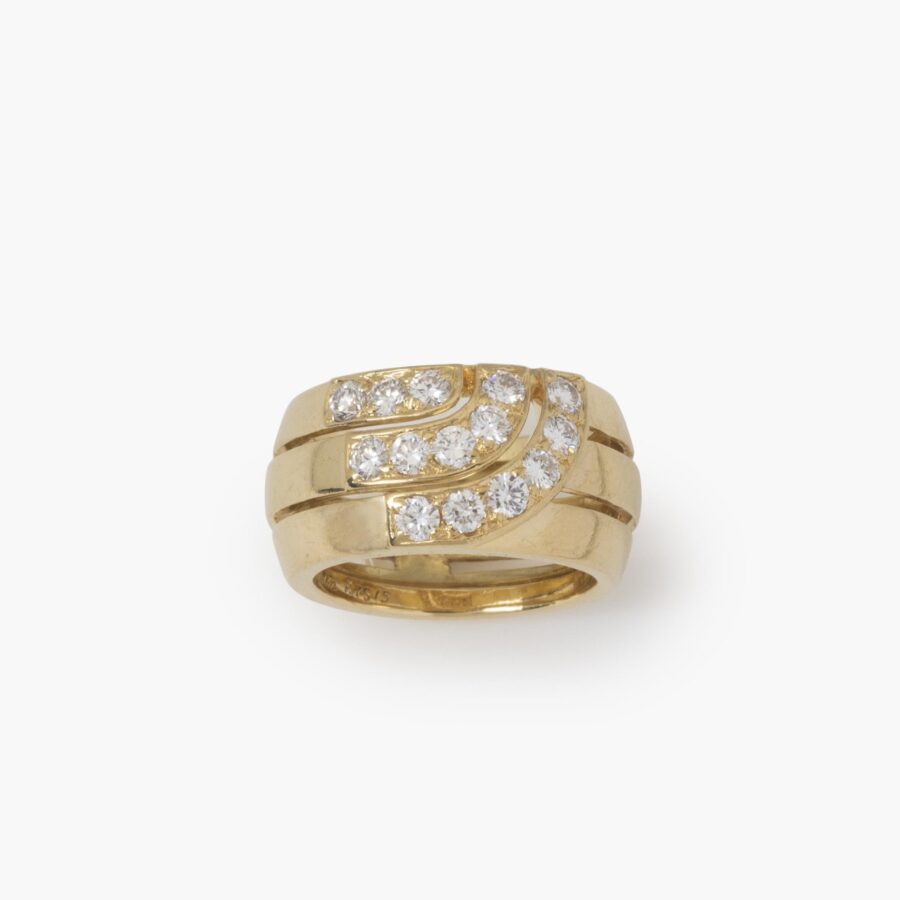 Een achttien karaat geelgouden bandring deels pavé gezet met briljant geslepen diamanten. Gesigneerd Cartier London, 1989 en genummerd. Met origineel etui.