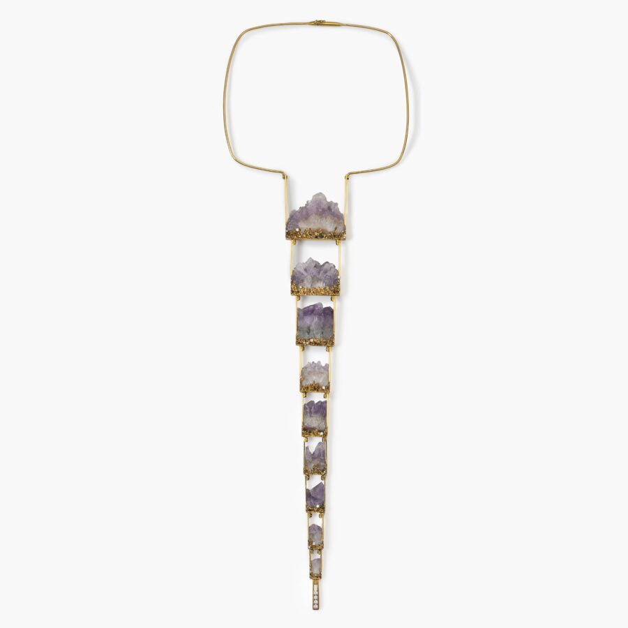 Een achttien karaat geelgouden collier "Cravate" bezet met ruwe kristallen amethist en diamant, door Jean Vendome, vervaardigd in Parijs, omstreeks 1967-68.