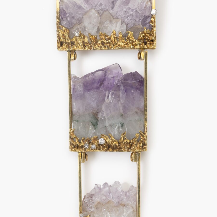 Een achttien karaat geelgouden collier "Cravate" bezet met ruwe kristallen amethist en diamant, door Jean Vendome, vervaardigd in Parijs, omstreeks 1967-68.