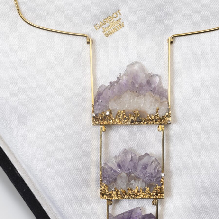 Een achttien karaat geelgouden collier "Cravate" bezet met ruwe kristallen amethist en diamant, door Jean Vendome, vervaardigd in Parijs, omstreeks 1967-68.