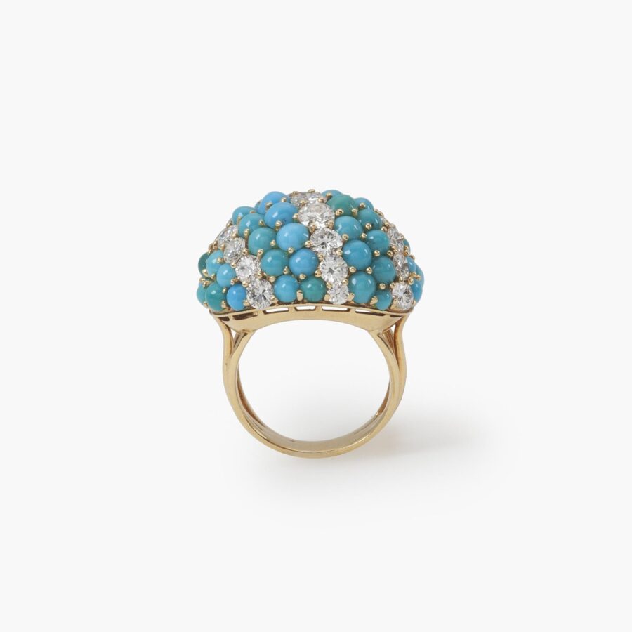 Een achttien karaat geelgouden armband, oorclips en ring bezet met turkoois en diamant, vervaardigd door Georland, Parijs, omstreeks 1960.