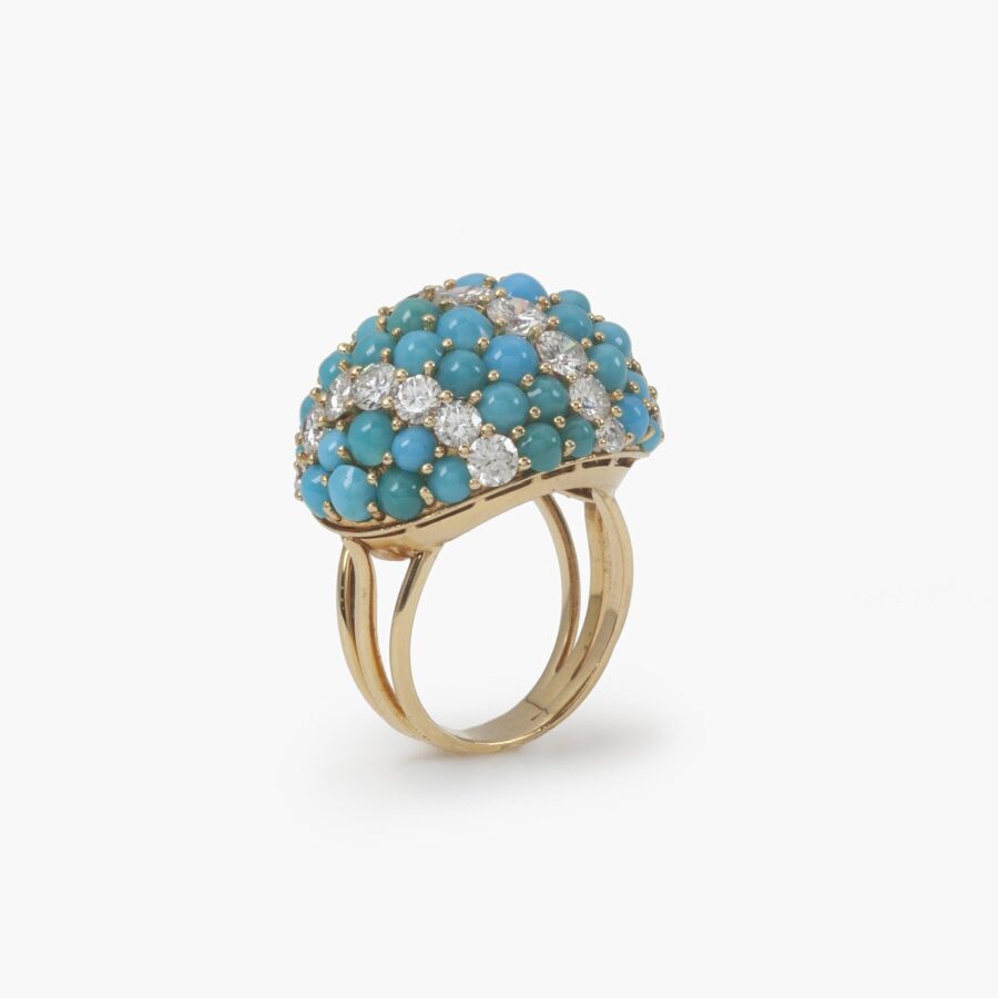 Een achttien karaat geelgouden armband, oorclips en ring bezet met turkoois en diamant, vervaardigd door Georland, Parijs, omstreeks 1960.