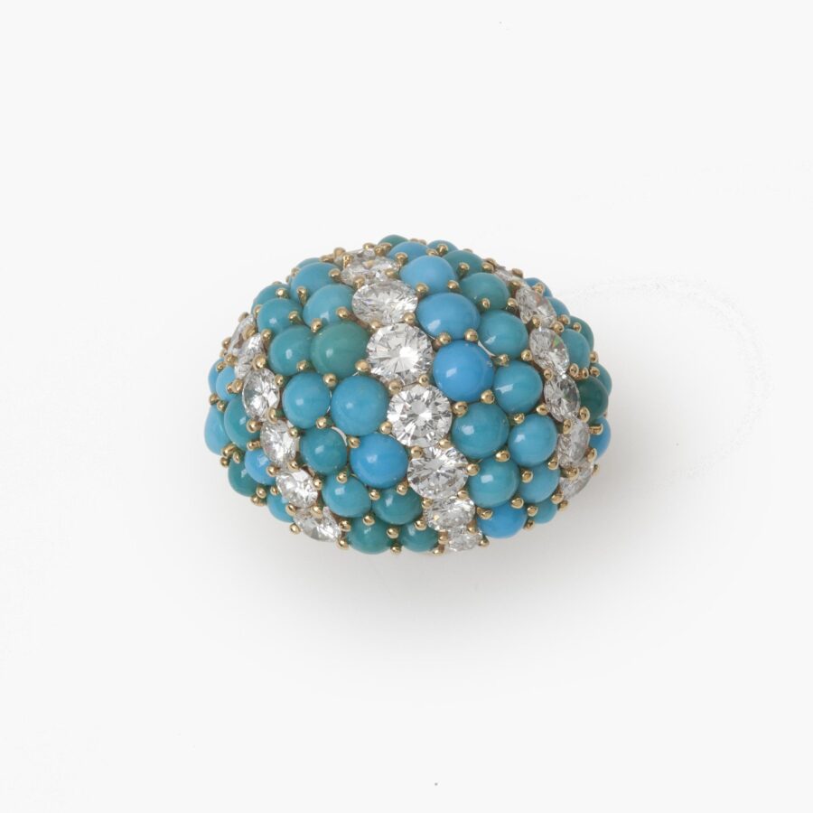 Een achttien karaat geelgouden armband, oorclips en ring bezet met turkoois en diamant, vervaardigd door Georland, Parijs, omstreeks 1960.