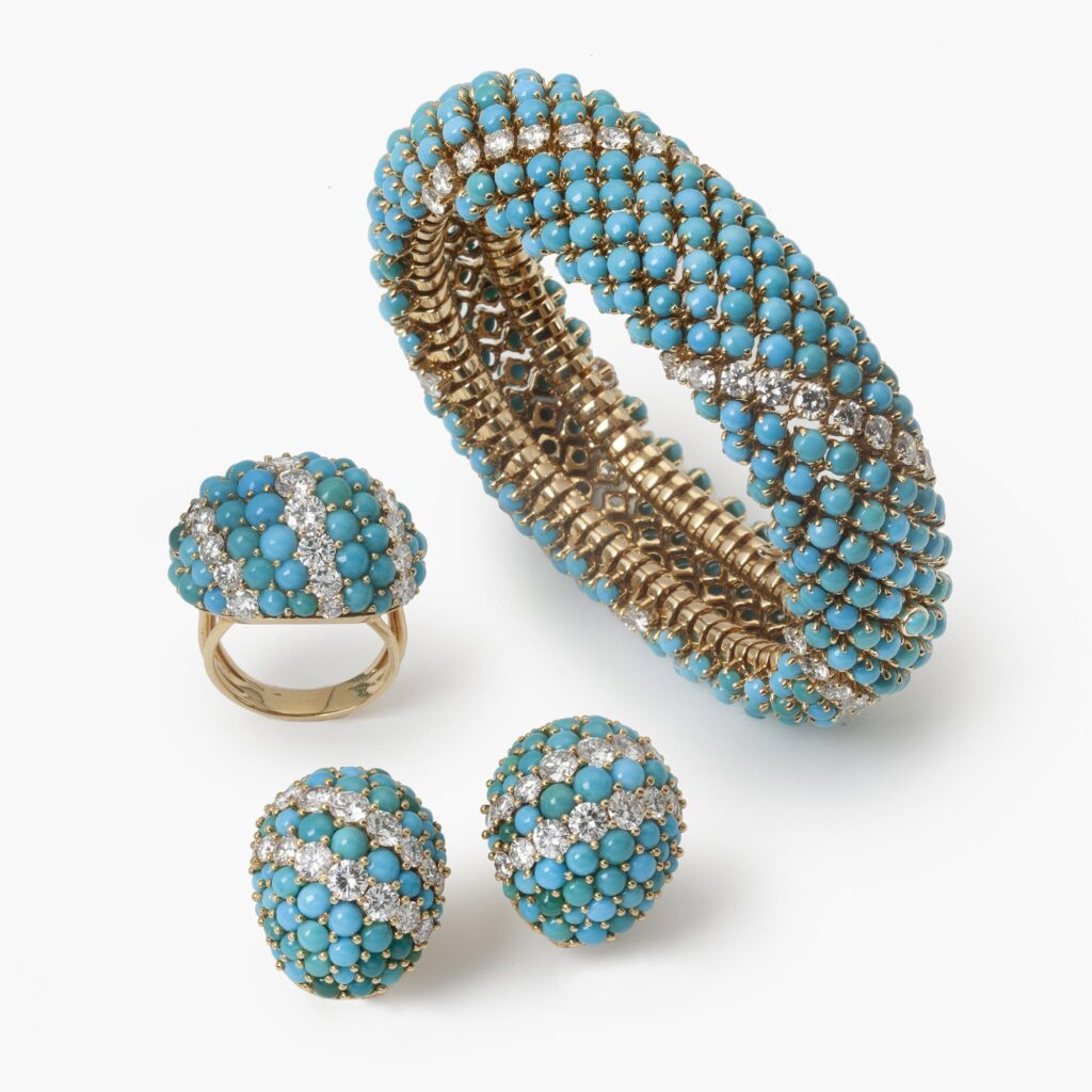 Een achttien karaat geelgouden armband, oorclips en ring bezet met turkoois en diamant, vervaardigd door Georland, Parijs, omstreeks 1960.