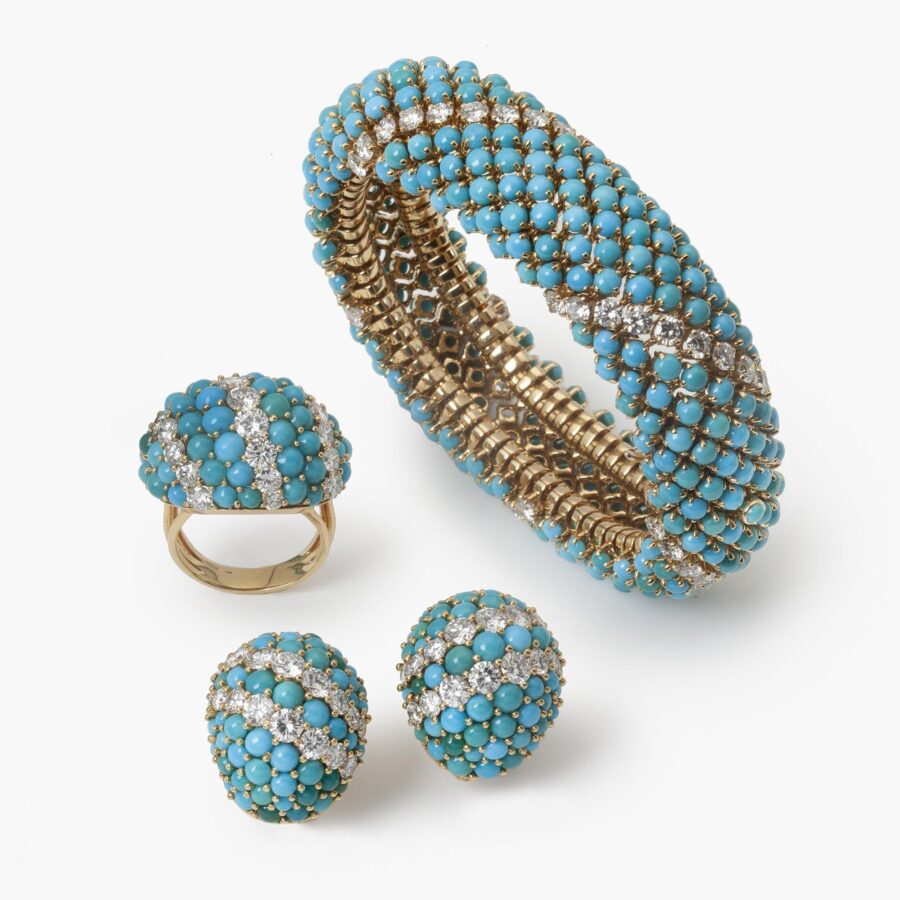 Een achttien karaat geelgouden armband, oorclips en ring bezet met turkoois en diamant, vervaardigd door Georland, Parijs, omstreeks 1960.