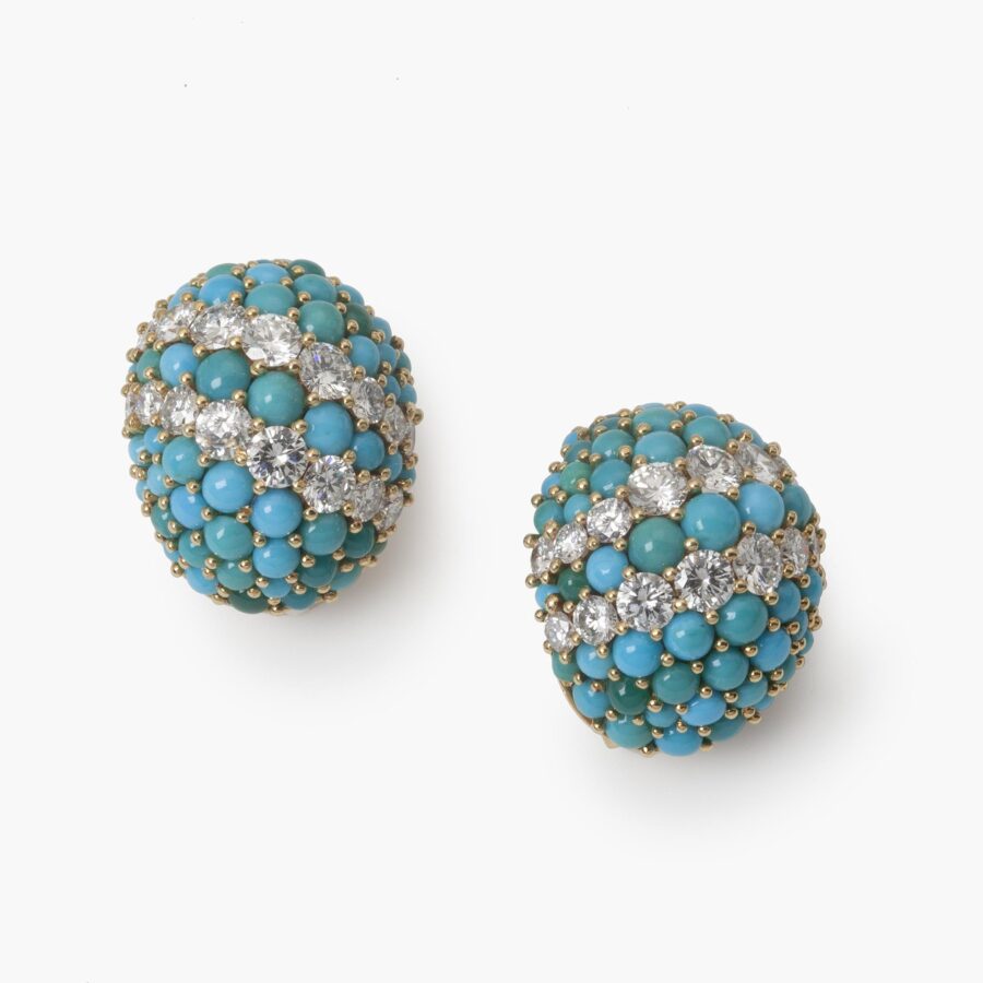 Een achttien karaat geelgouden armband, oorclips en ring bezet met turkoois en diamant, vervaardigd door Georland, Parijs, omstreeks 1960.
