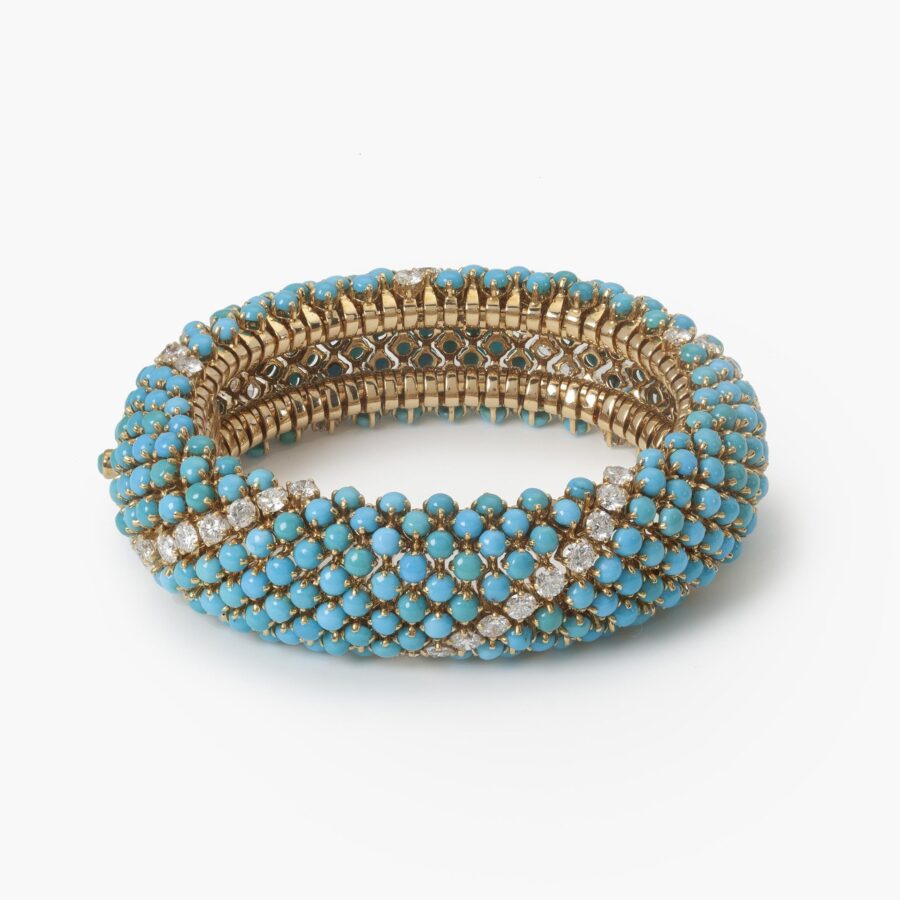 Een achttien karaat geelgouden armband, oorclips en ring bezet met turkoois en diamant, vervaardigd door Georland, Parijs, omstreeks 1960.