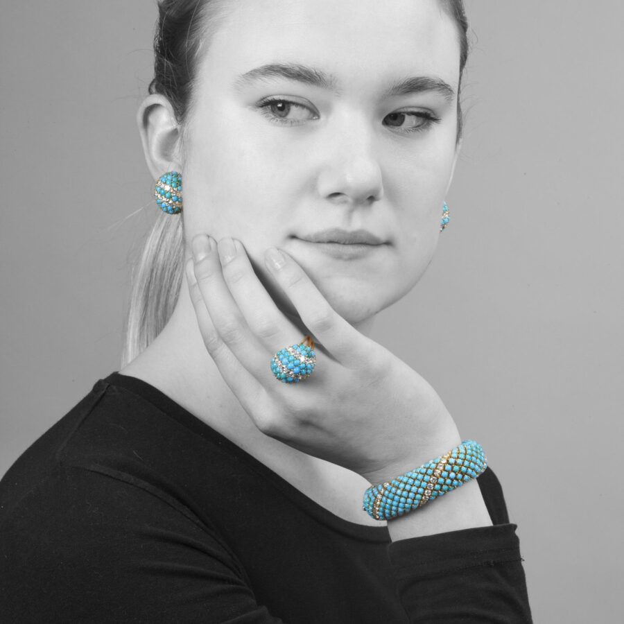 Een achttien karaat geelgouden armband, oorclips en ring bezet met turkoois en diamant, vervaardigd door Georland, Parijs, omstreeks 1960.