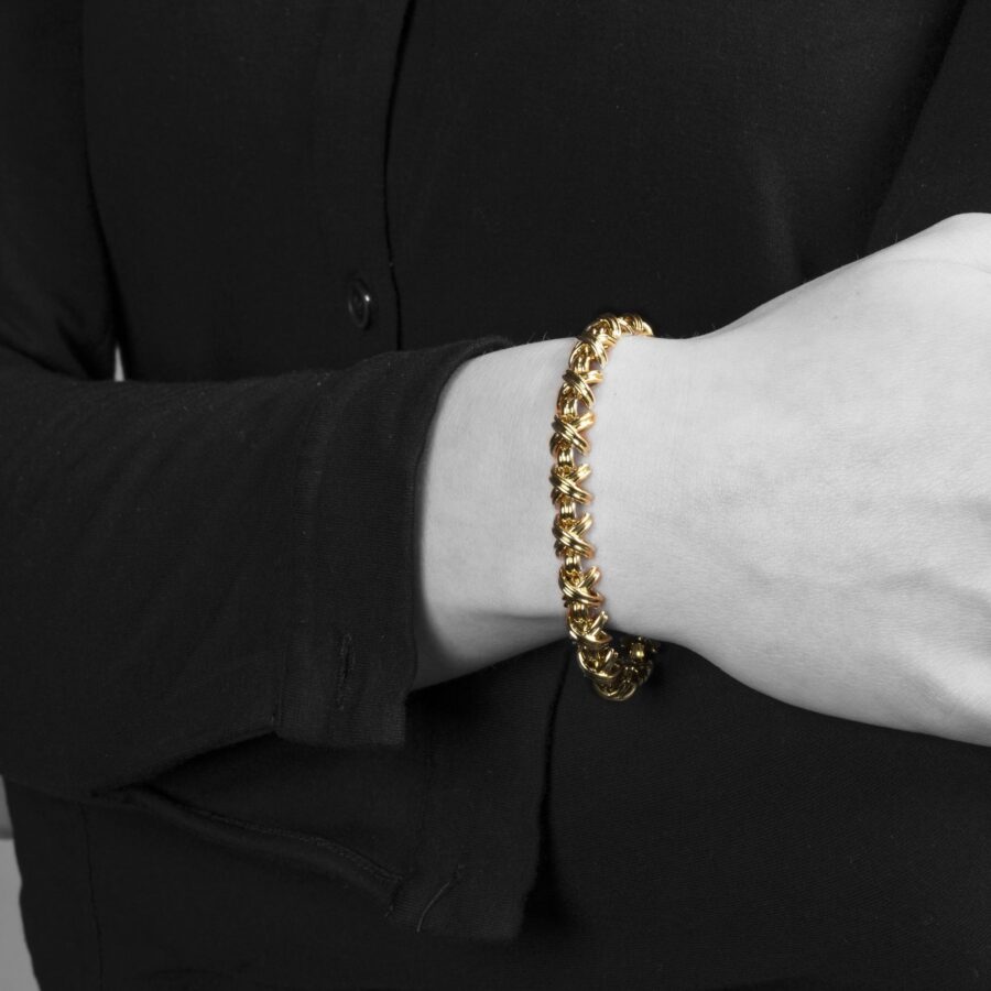 Een achttien karaat geelgouden armband "Signature X", naar een ontwerp van Jean Schlumberger. Gesigneerd Tiffany & Co., vervaardigd in de USA.