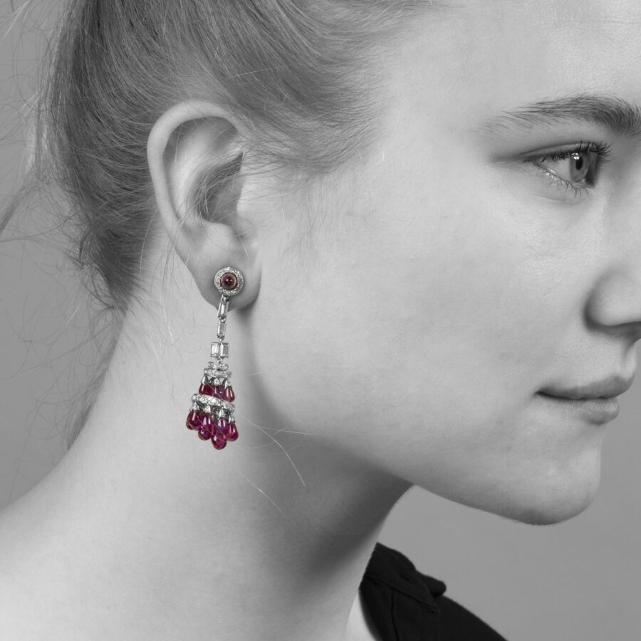 Een paar platina Art Deco oorbellen, elk met vele druppelvormige robijnen en diamanten, vervaardigd omstreeks 1920.