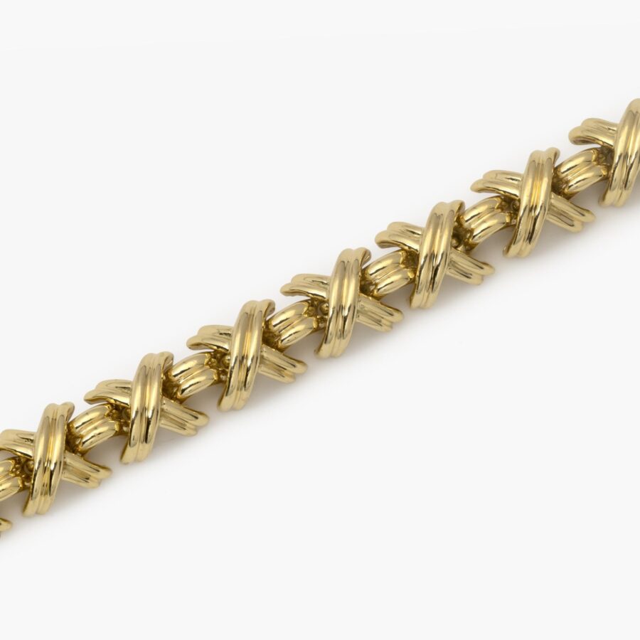 Een achttien karaat geelgouden armband "Signature X", naar een ontwerp van Jean Schlumberger. Gesigneerd Tiffany & Co., vervaardigd in de USA.