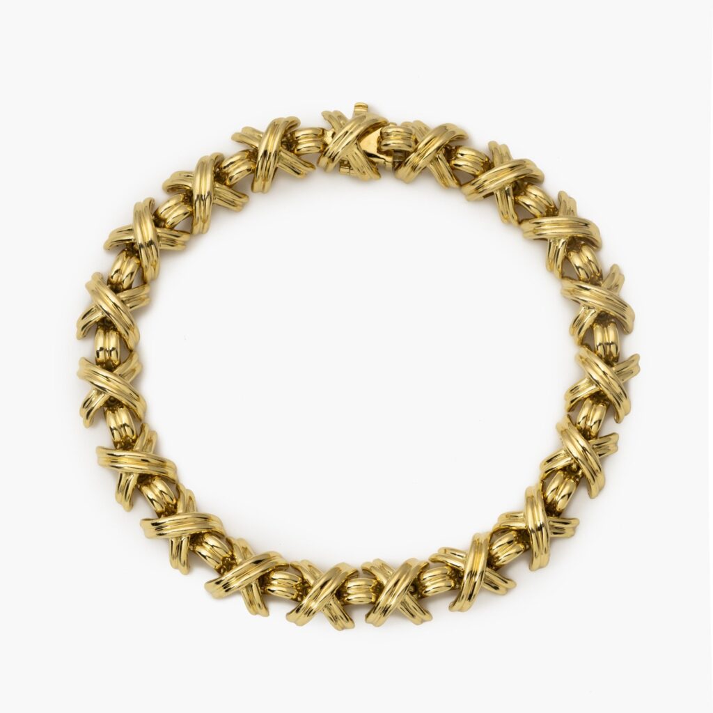 Een achttien karaat geelgouden armband "Signature X", naar een ontwerp van Jean Schlumberger. Gesigneerd Tiffany & Co., vervaardigd in de USA.