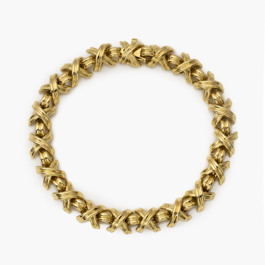 Een achttien karaat geelgouden armband "Signature X", naar een ontwerp van Jean Schlumberger. Gesigneerd Tiffany & Co., vervaardigd in de USA.