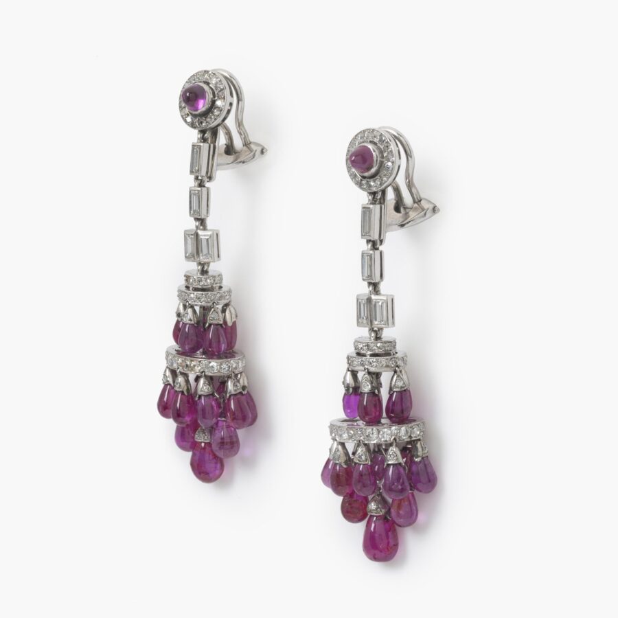 Een paar platina Art Deco oorbellen, elk met vele druppelvormige robijnen en diamanten, vervaardigd omstreeks 1920.