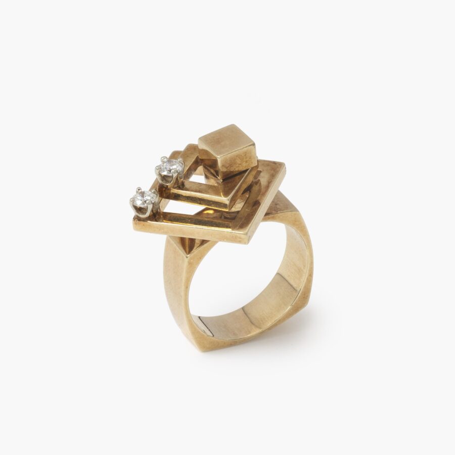 Een veertien karaat geelgouden kinetische ring bestaande uit twee draaiende vierkanten, elk bezet met een diamant. Gesigneerd N. Teufel, USA, 1972.