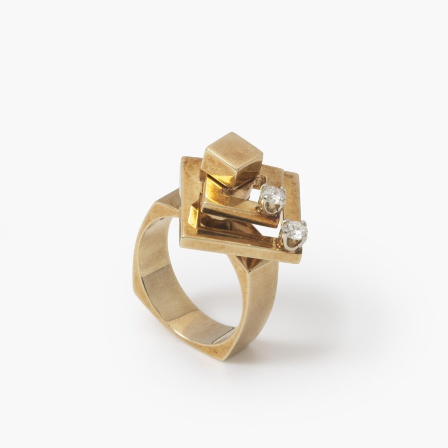 Een veertien karaat geelgouden kinetische ring bestaande uit twee draaiende vierkanten, elk bezet met een diamant. Gesigneerd N. Teufel, USA, 1972.