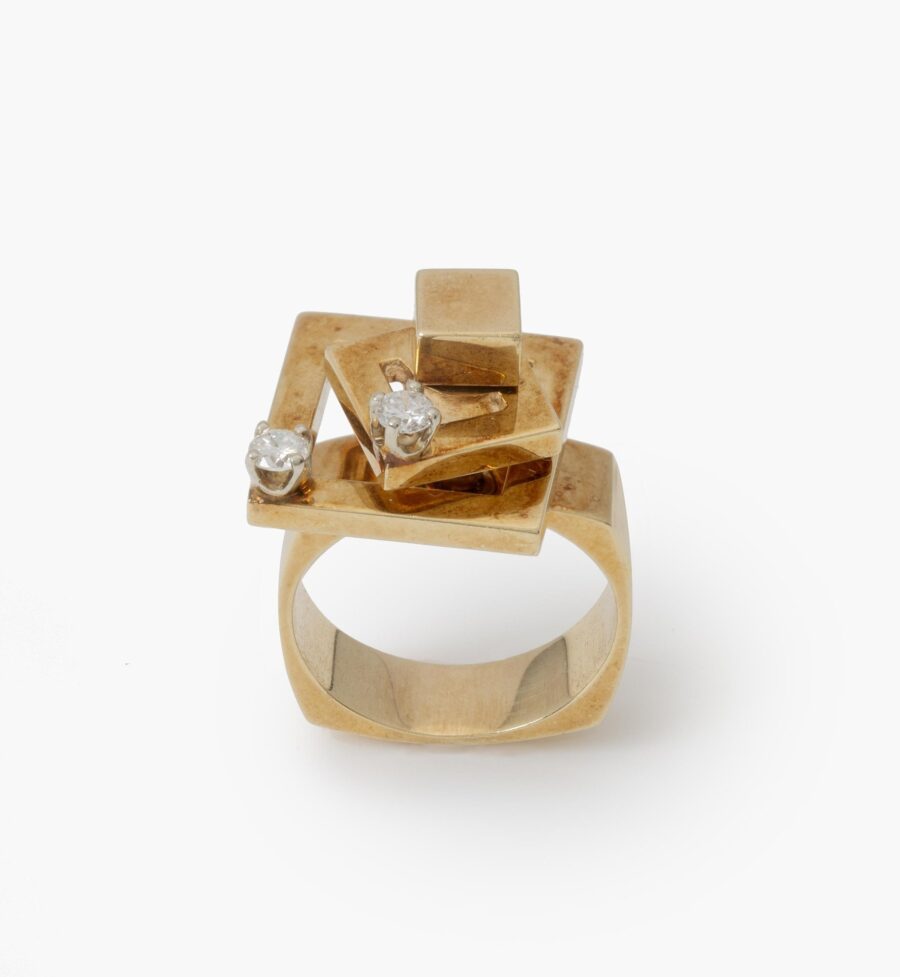Een veertien karaat geelgouden kinetische ring bestaande uit twee draaiende vierkanten, elk bezet met een diamant. Gesigneerd N. Teufel, USA, 1972.