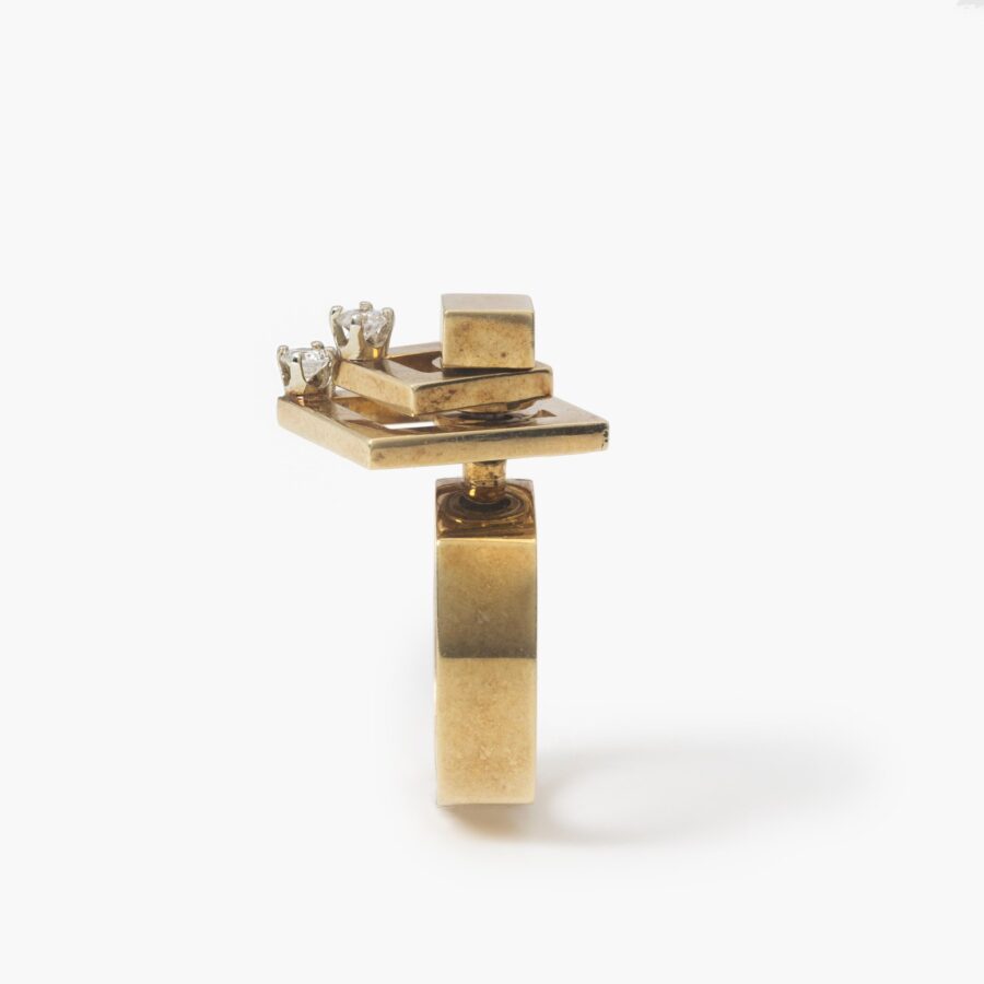 Een veertien karaat geelgouden kinetische ring bestaande uit twee draaiende vierkanten, elk bezet met een diamant. Gesigneerd N. Teufel, USA, 1972.