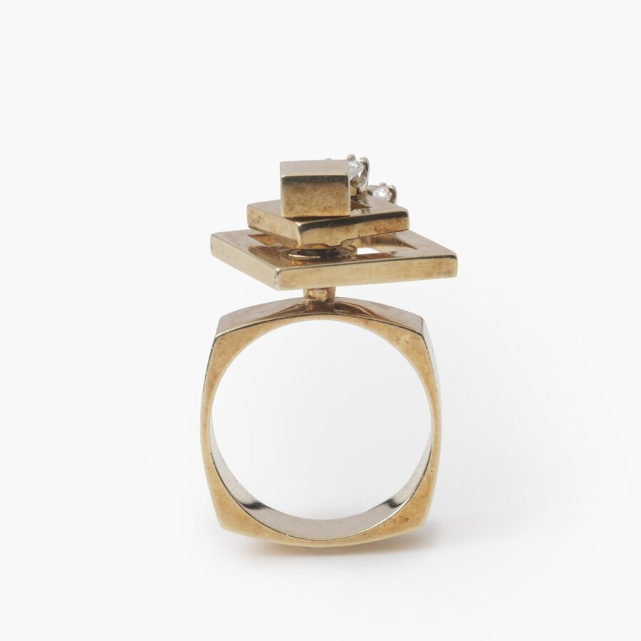 Een veertien karaat geelgouden kinetische ring bestaande uit twee draaiende vierkanten, elk bezet met een diamant. Gesigneerd N. Teufel, USA, 1972.