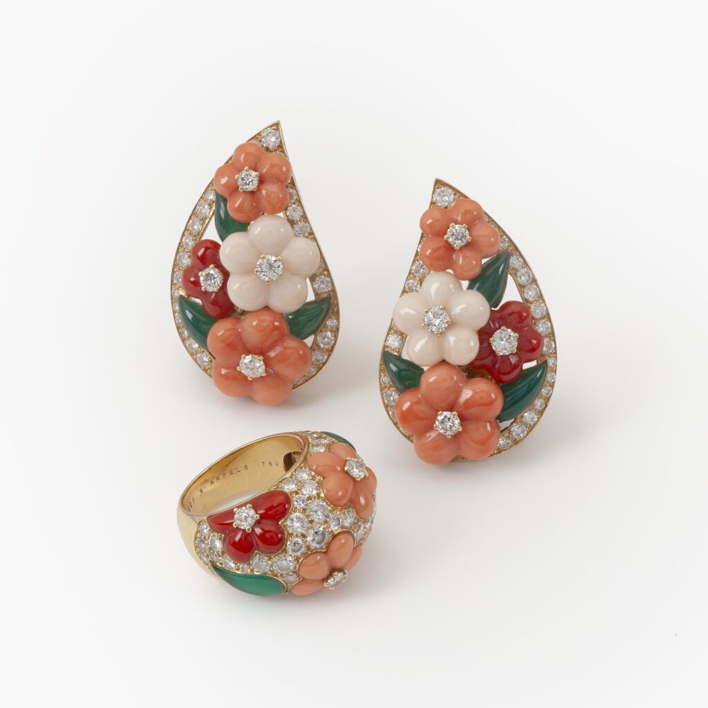 Een paar achttien karaat gouden oorclips met bijpassende ring, bezet met verschillende tinten koraal, groen agaat en diamant. Van Cleef & Arpels, Parijs. 