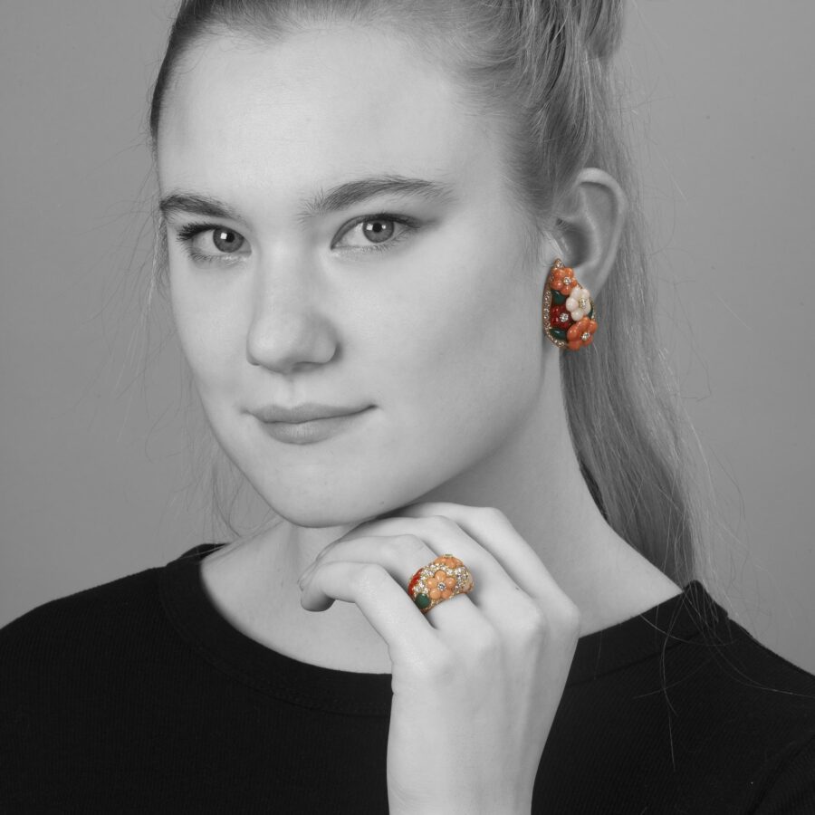 Een paar achttien karaat gouden oorclips met bijpassende ring, bezet met verschillende tinten koraal, groen agaat en diamant. Van Cleef & Arpels, Parijs. 