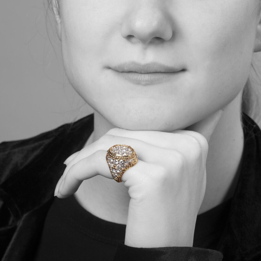 Een achttien karaat geelgoud en platina ring bezet met diamanten en met vele granules. Gesigneerd Van Cleef & Arpels Frankrijk, ca1970.
