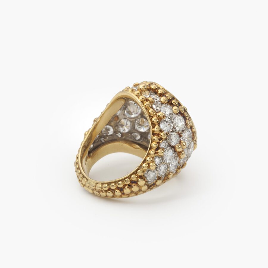 Een achttien karaat geelgoud en platina ring bezet met diamanten en met vele granules. Gesigneerd Van Cleef & Arpels Frankrijk, ca1970.