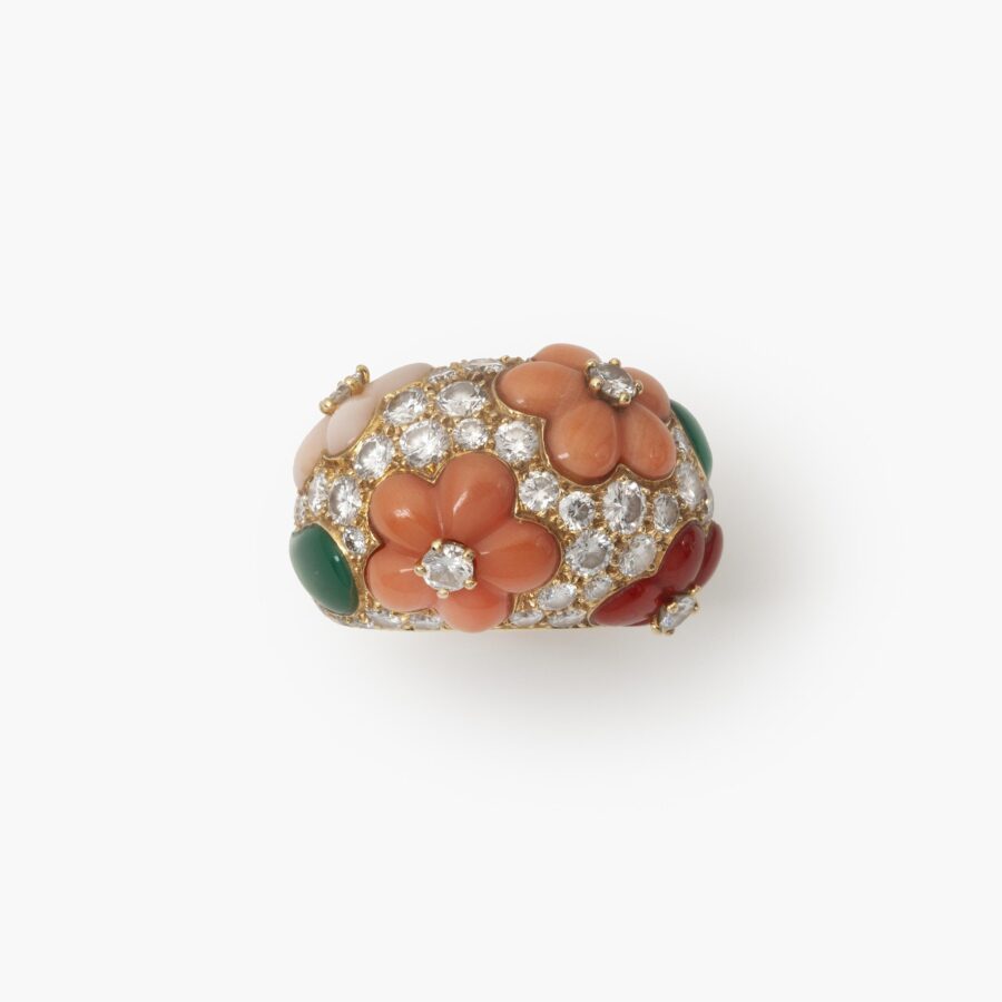 Een paar achttien karaat gouden oorclips met bijpassende ring, bezet met verschillende tinten koraal, groen agaat en diamant. Van Cleef & Arpels, Parijs. 