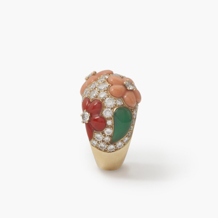 Een paar achttien karaat gouden oorclips met bijpassende ring, bezet met verschillende tinten koraal, groen agaat en diamant. Van Cleef & Arpels, Parijs. 