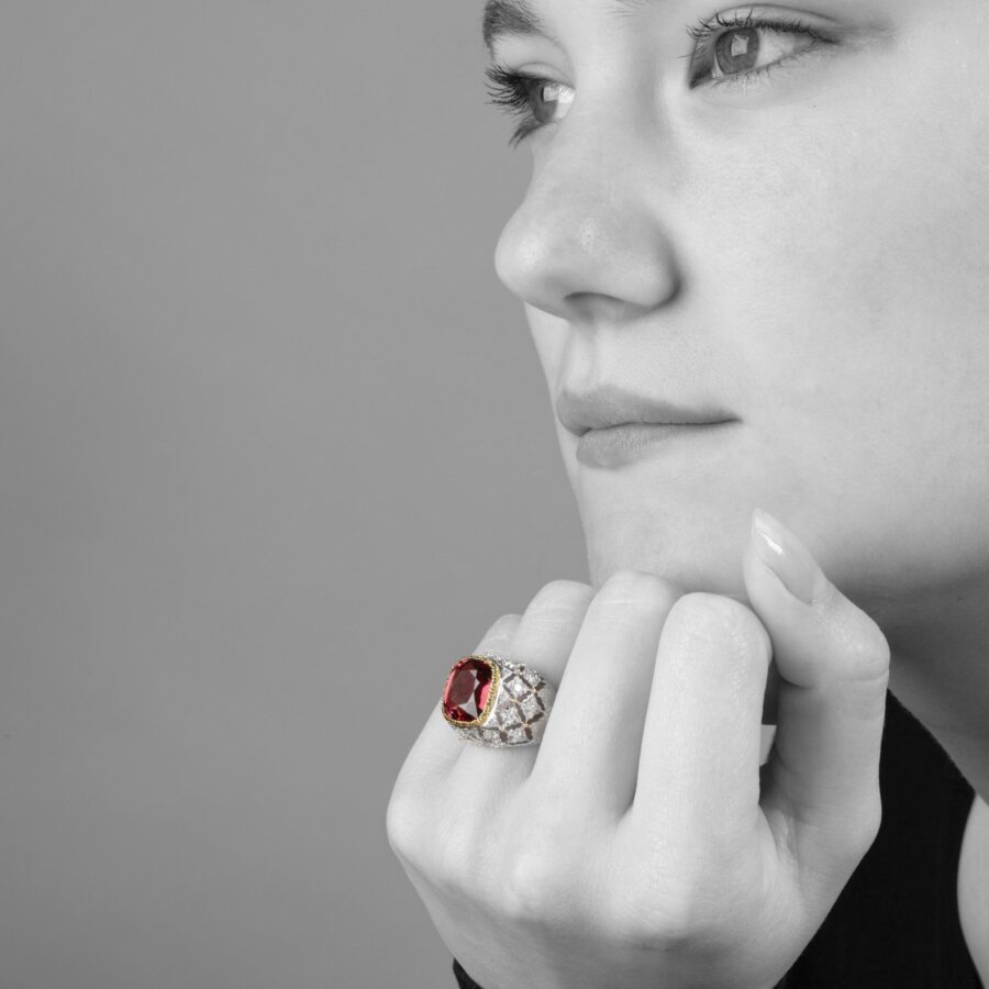 Een achttien karaat witgouden ring bezet met een toermalijn en pavé bezet met diamanten. Gesigneerd M. Buccellati, vervaardigd in Milaan, omstreeks 1965