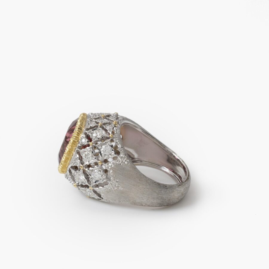 Een achttien karaat witgouden ring bezet met een toermalijn en pavé bezet met diamanten. Gesigneerd M. Buccellati, vervaardigd in Milaan, omstreeks 1965