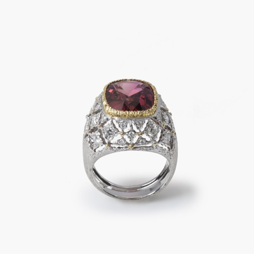 Een achttien karaat witgouden ring bezet met een toermalijn en pavé bezet met diamanten. Gesigneerd M. Buccellati, vervaardigd in Milaan, omstreeks 1965