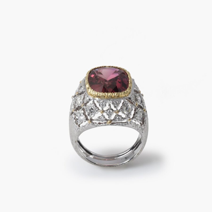 Een achttien karaat witgouden ring bezet met een toermalijn en pavé bezet met diamanten. Gesigneerd M. Buccellati, vervaardigd in Milaan, omstreeks 1965