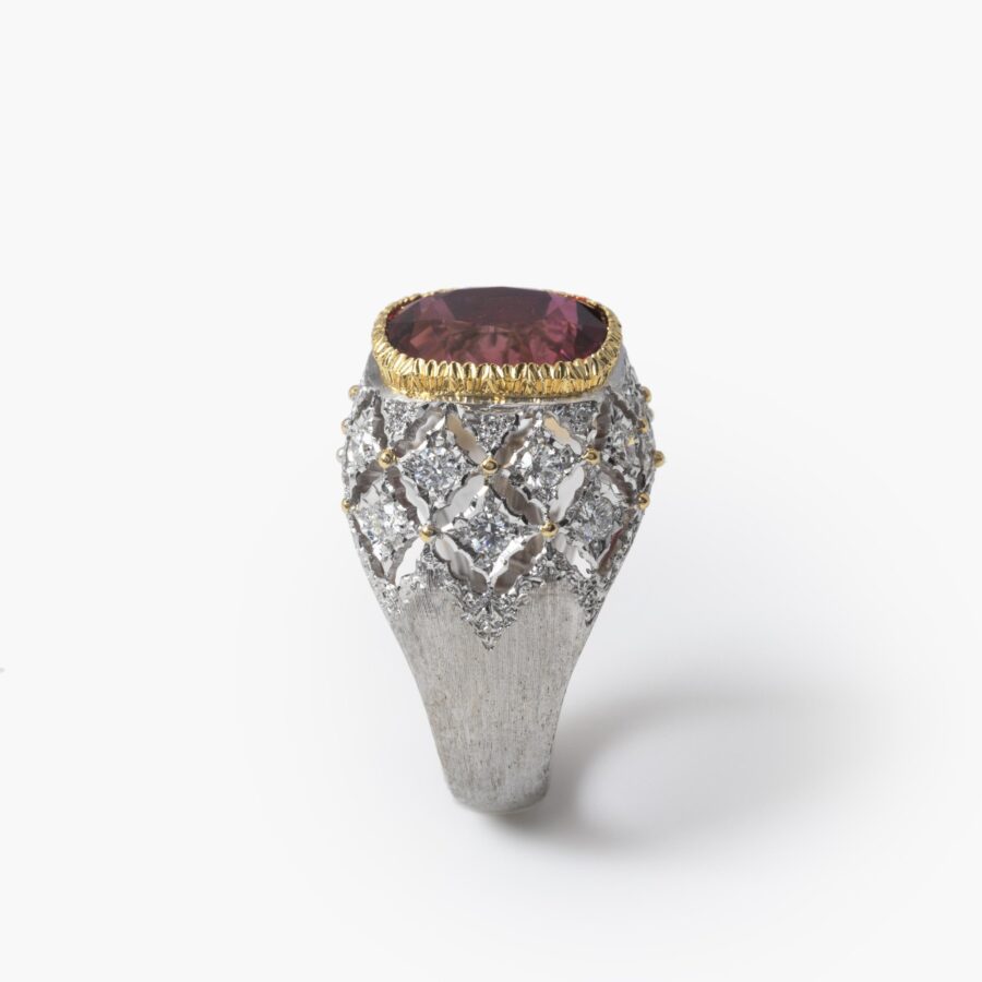 Een achttien karaat witgouden ring bezet met een toermalijn en pavé bezet met diamanten. Gesigneerd M. Buccellati, vervaardigd in Milaan, omstreeks 1965