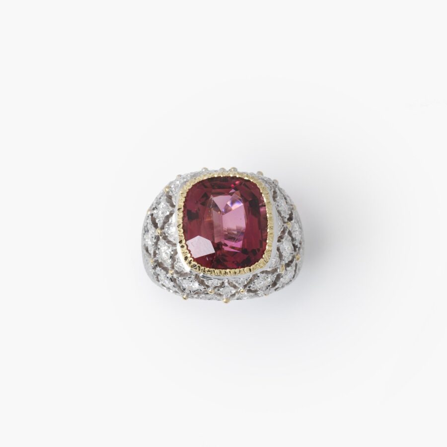 Een achttien karaat witgouden ring bezet met een toermalijn en pavé bezet met diamanten. Gesigneerd M. Buccellati, vervaardigd in Milaan, omstreeks 1965
