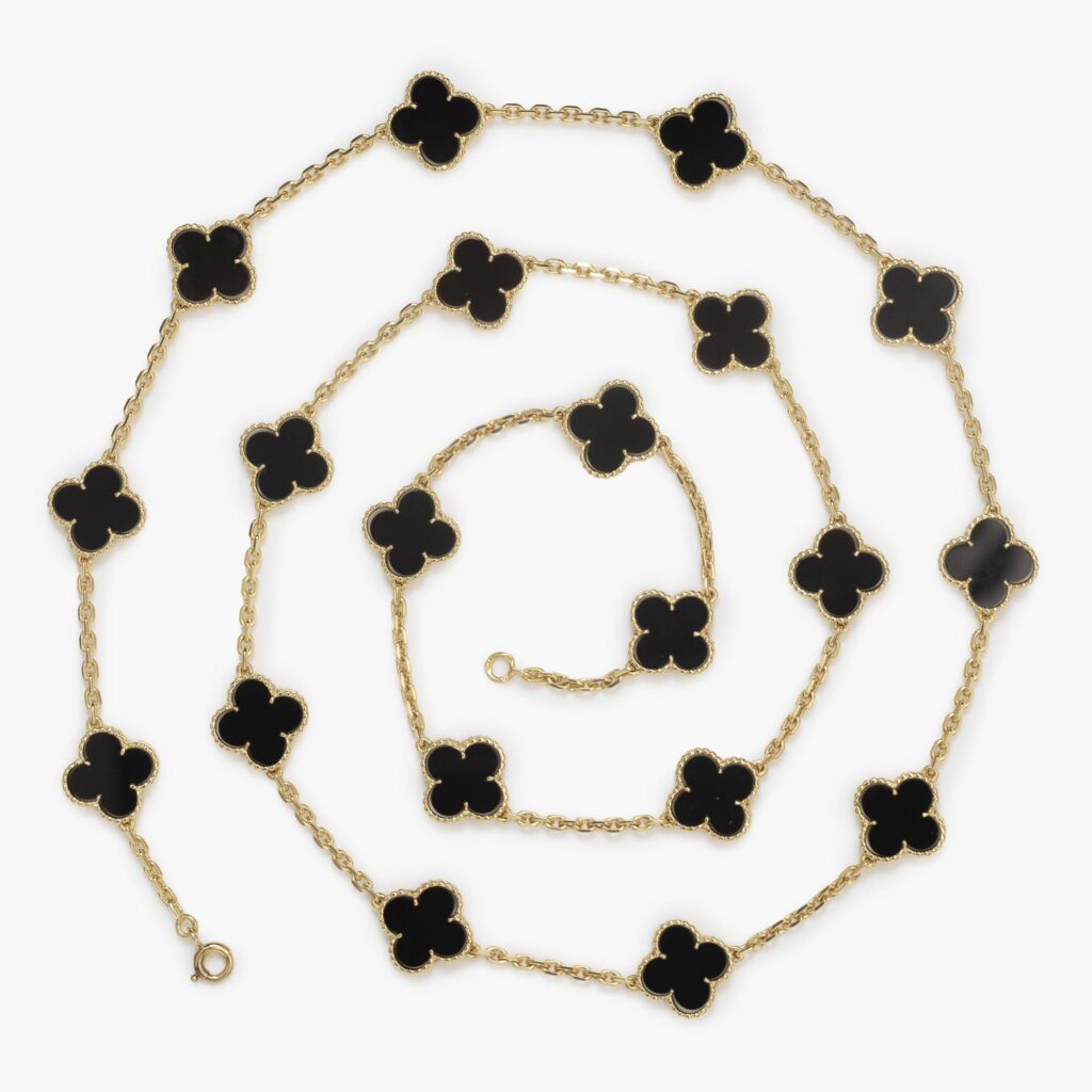 Een achttien karaat geelgouden “Alhambra” sautoir bezet met onyx. Gesigneerd Van Cleef & Arpels en genummerd. Vervaardigd omstreeks 1970.